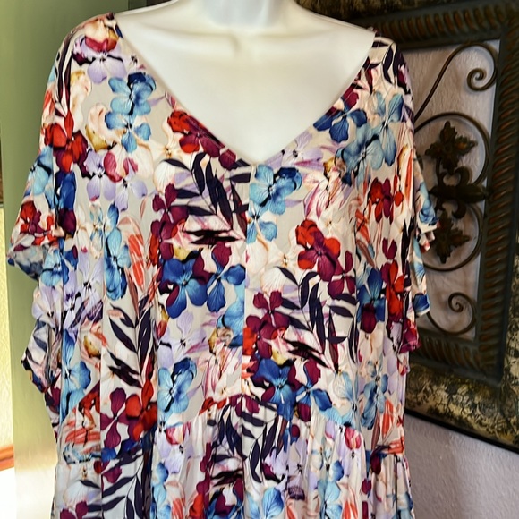 NWT AVENUE Tiered Dress - bright fun Viscose floral V-Neckline Sz 26/28 - Picture 2 of 12